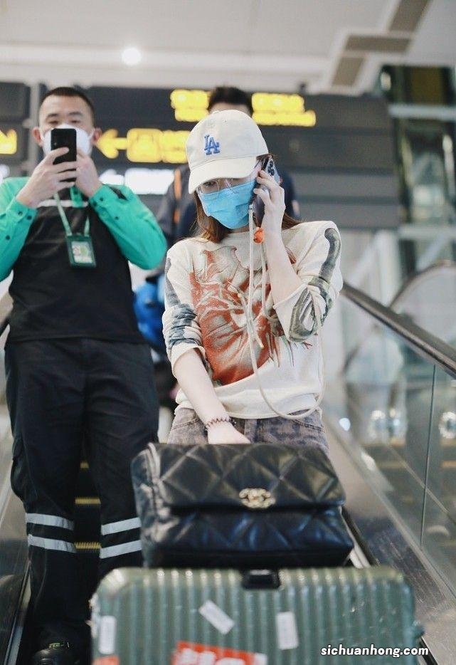 闫妮女儿罕见亮相,穿印花卫衣配4万包包,五官平淡打扮却不低调