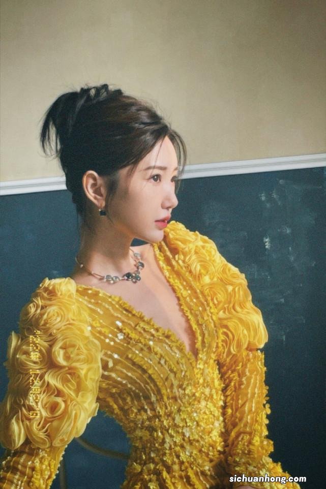 毛晓彤腊八节晒美照,露背装性感撩人,凹凸有致好身材惹人羡
