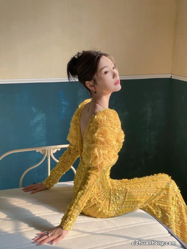 毛晓彤腊八节晒美照,露背装性感撩人,凹凸有致好身材惹人羡