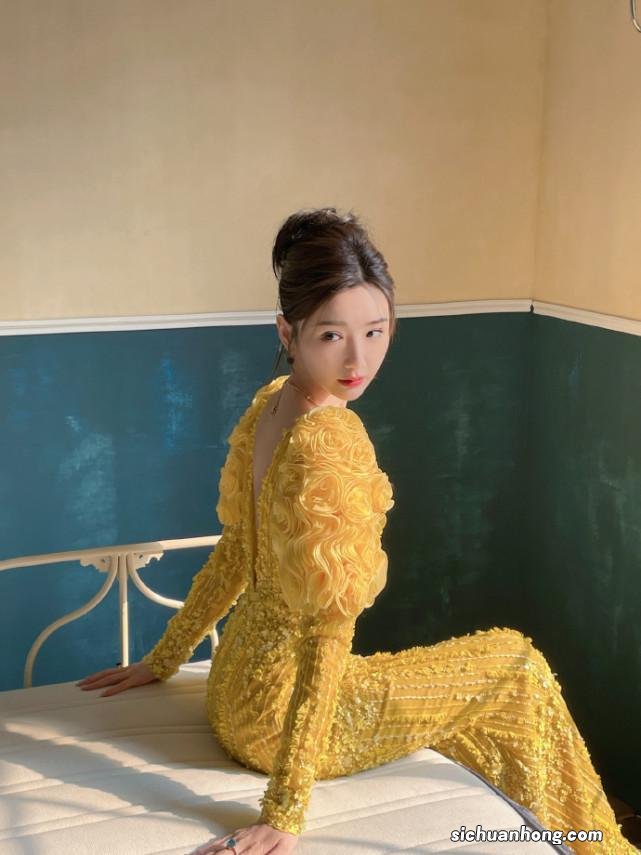 毛晓彤腊八节晒美照,露背装性感撩人,凹凸有致好身材惹人羡