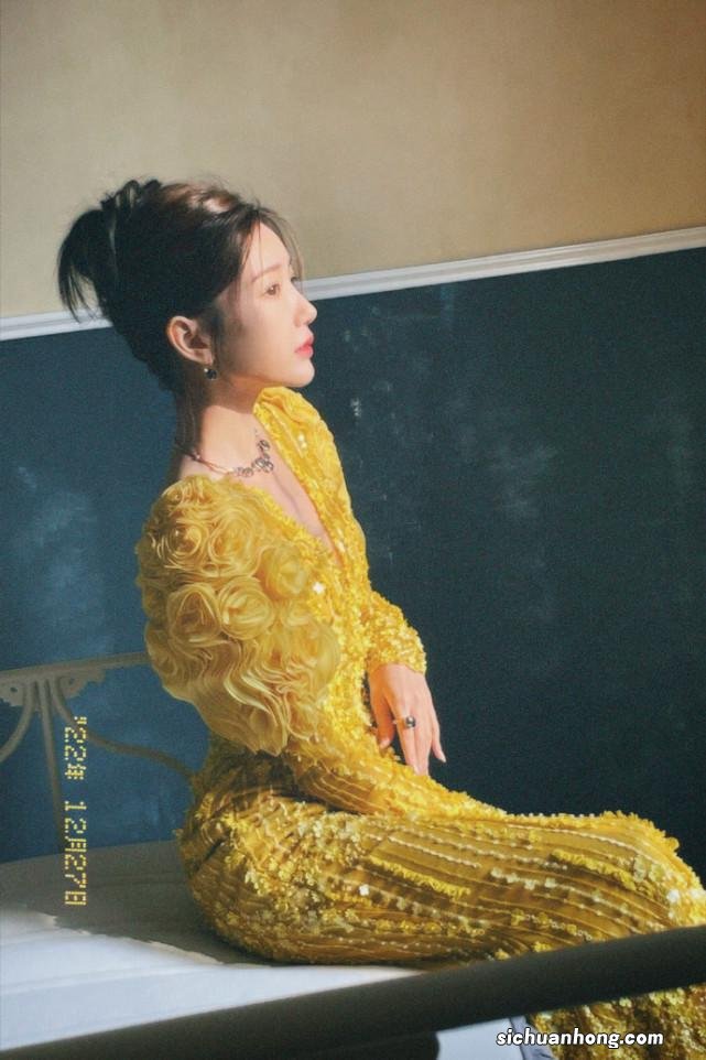 毛晓彤腊八节晒美照,露背装性感撩人,凹凸有致好身材惹人羡