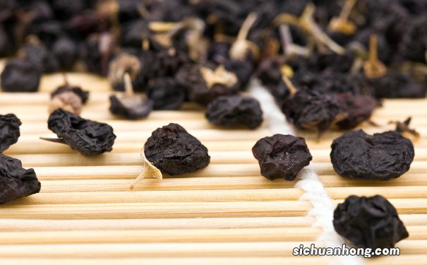 黑枸杞可以和红茶一起泡吗？黑枸杞和红茶泡水的好处？