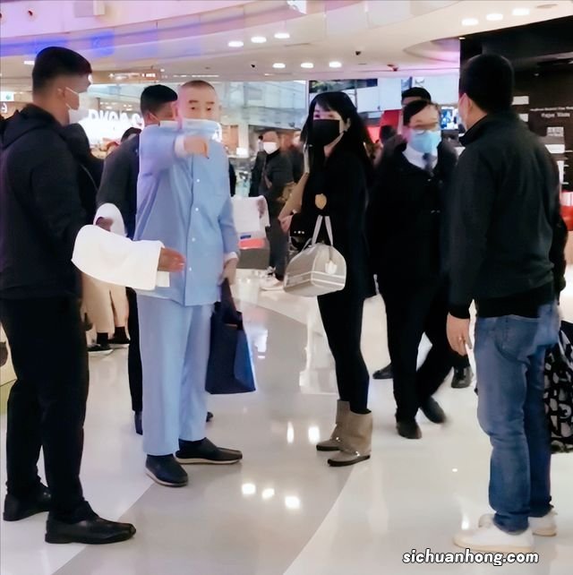 刘銮雄和吕丽君罕见同框逛商超,大刘对路人发怒惹网友争议!