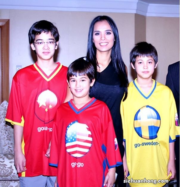 韦唯在美国豪宅开派对！海鲜大餐摆满桌，3个儿子超像家暴老爸