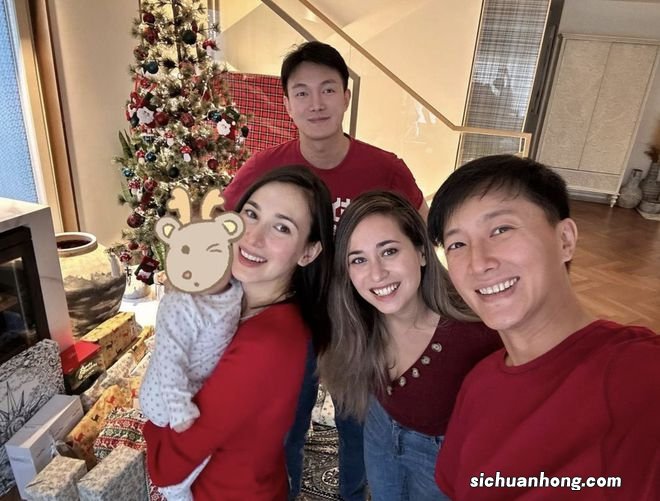 卢靖姗圣诞节分享全家福，与韩庚穿情侣装，女儿继承爸爸的大长腿