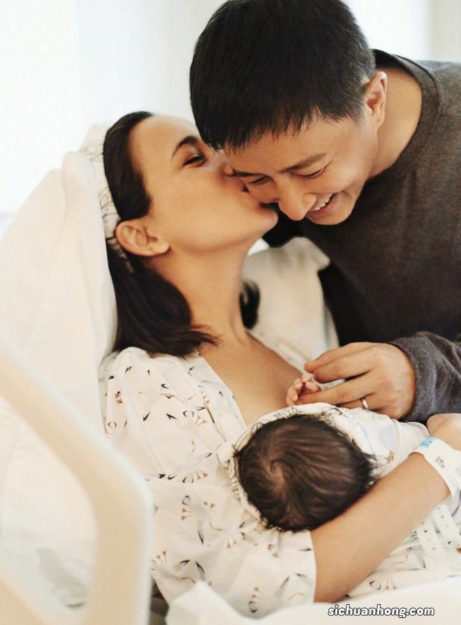 卢靖姗圣诞节分享全家福，与韩庚穿情侣装，女儿继承爸爸的大长腿