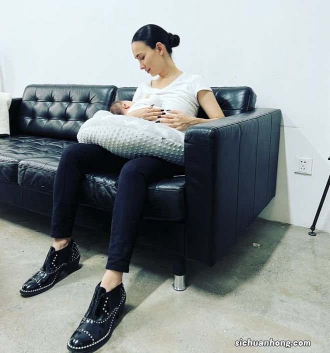 卢靖姗圣诞节分享全家福，与韩庚穿情侣装，女儿继承爸爸的大长腿