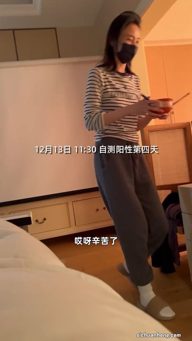 海哈金喜带女儿装饰圣诞树，李亚鹏把孩子扛肩膀，网友赞有烟火气