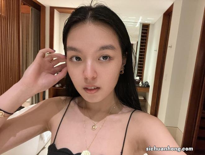 李咏20岁女儿晒街拍照，穿吊带短裙挽着母亲逛街，身材出众好自信