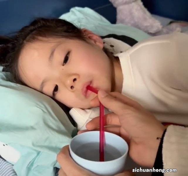 杨威老婆分享全家抗阳经历，女儿高烧加呕吐最严重，连药都喂不进