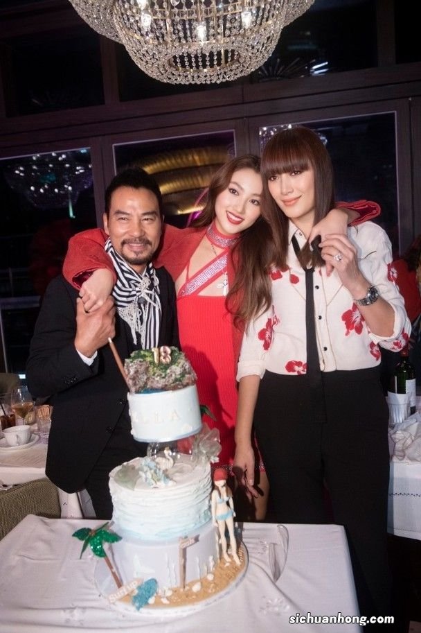 任达华一家马尔代夫度假！女儿穿吊带身材火辣，成熟美艳气场强