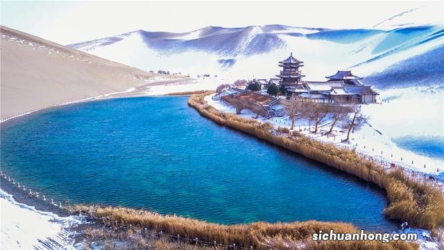 敦煌大漠：雪后初霁美景如画