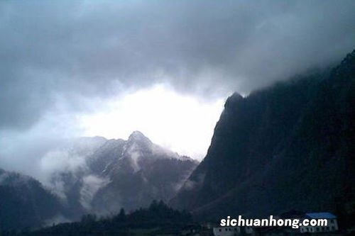 女人梦见下雨是啥意思