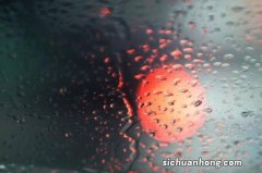 女人梦见下雨是啥意思