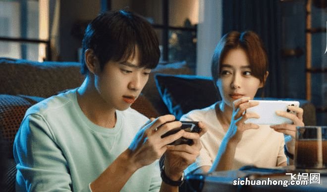 秦岚第二波约会照再度曝光，挽著魏大勋手臂，浪漫在海边散步