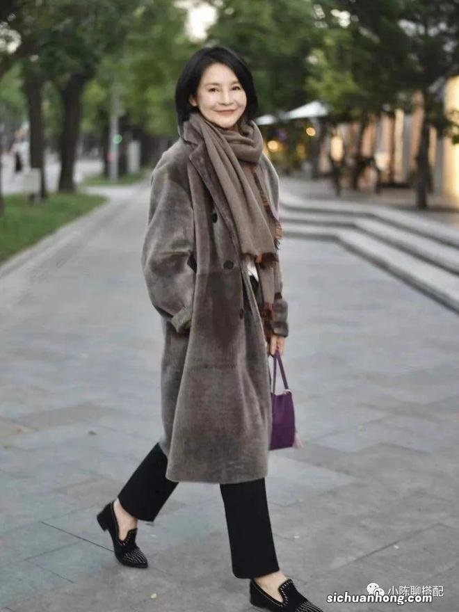 冬季放弃大衣、羽绒服吧!2款保暖又时髦的外套,60+女人穿刚刚好