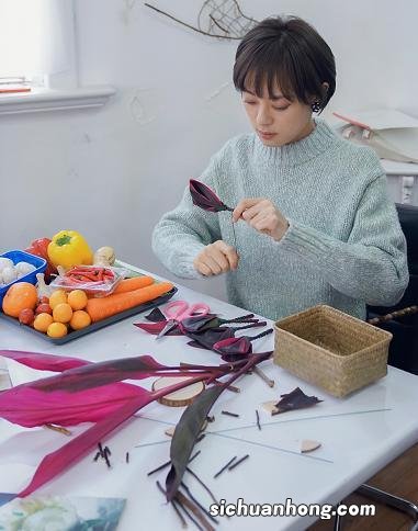 孙俪不拍剧在家练插花，韩式短发配上绿毛衣好平民，却意外很时髦