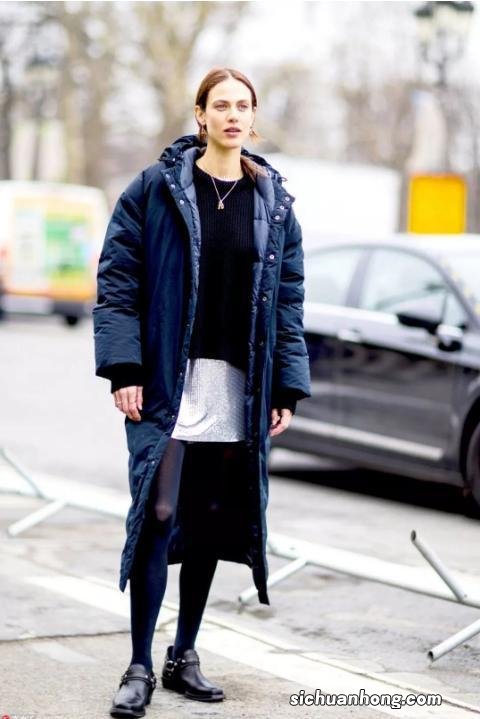 任达华超模娇妻气质好,55岁穿印花外套很显嫩,身材不输当红小花