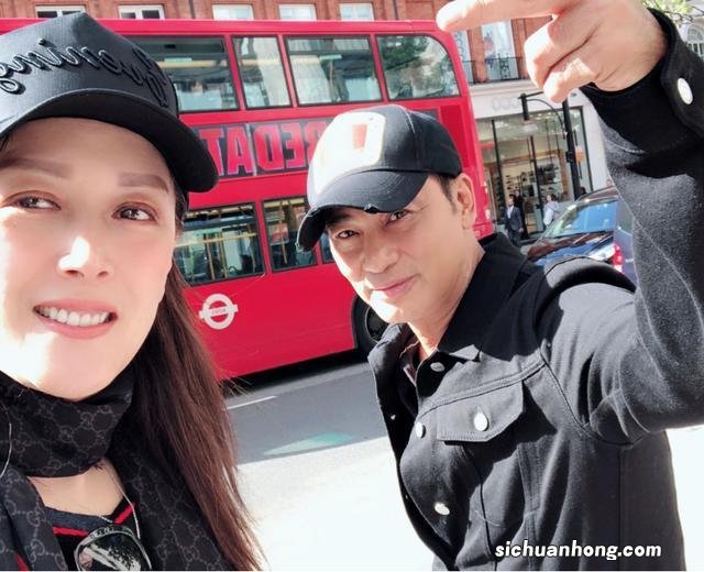 任达华超模娇妻气质好,55岁穿印花外套很显嫩,身材不输当红小花