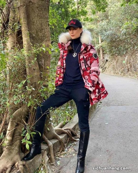 任达华超模娇妻气质好,55岁穿印花外套很显嫩,身材不输当红小花