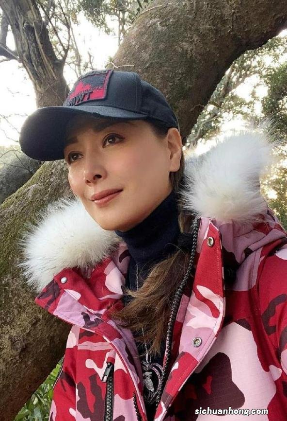 任达华超模娇妻气质好,55岁穿印花外套很显嫩,身材不输当红小花