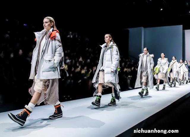 任达华超模娇妻气质好,55岁穿印花外套很显嫩,身材不输当红小花