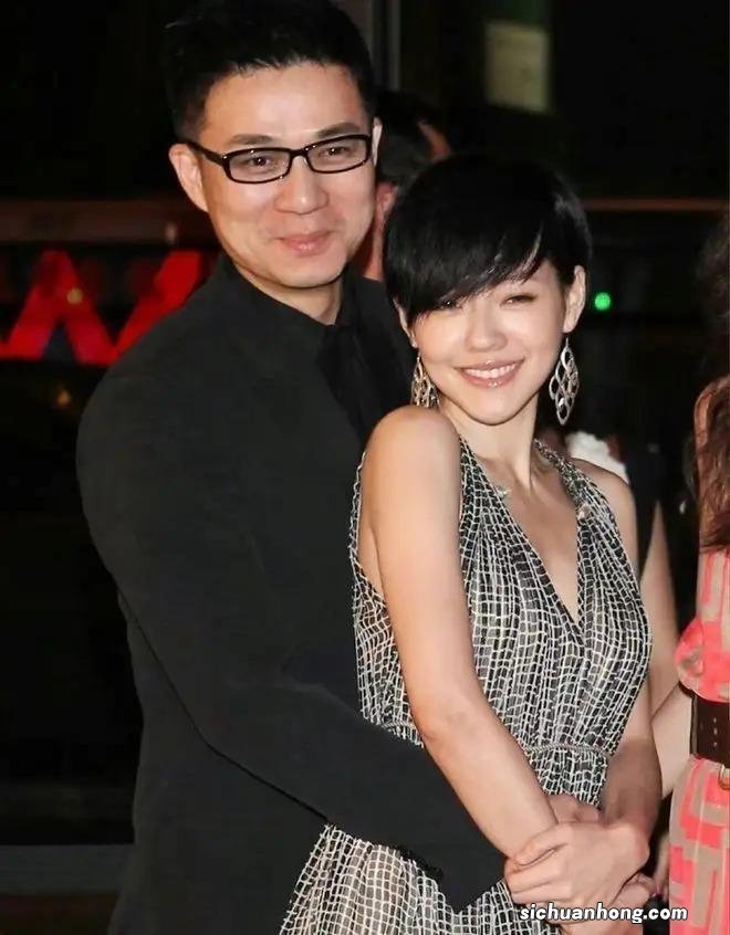 小S深夜喝酒放松,床垫上放着许雅钧的外套,3个女儿点赞