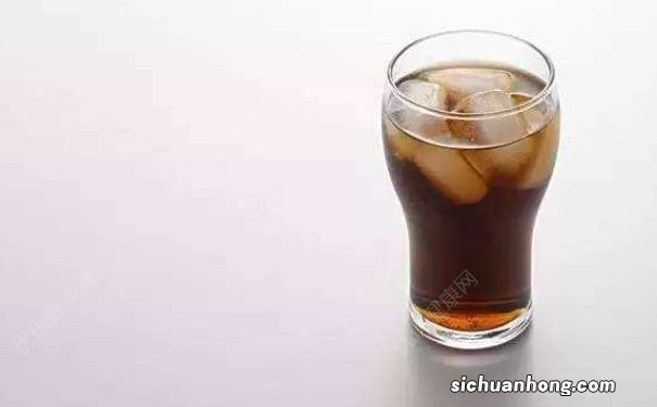 可乐加薄荷糖为什么会喷出来？这种有趣的现象揭秘！