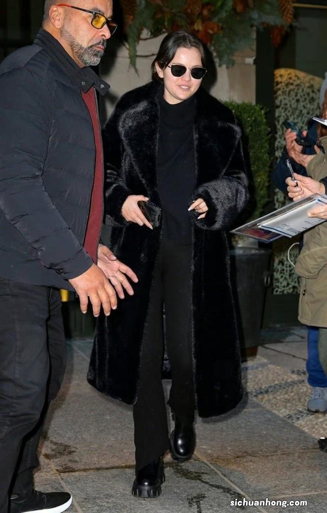 赛琳娜还是这么会穿!气质大衣彰显女性风采,时尚表现力一绝