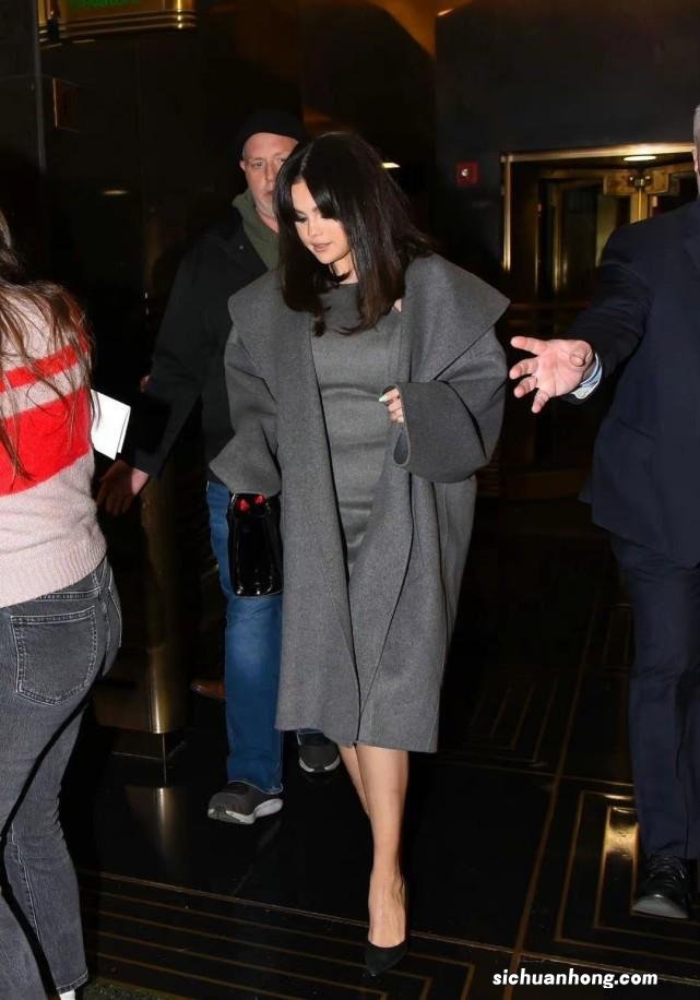 赛琳娜还是这么会穿!气质大衣彰显女性风采,时尚表现力一绝