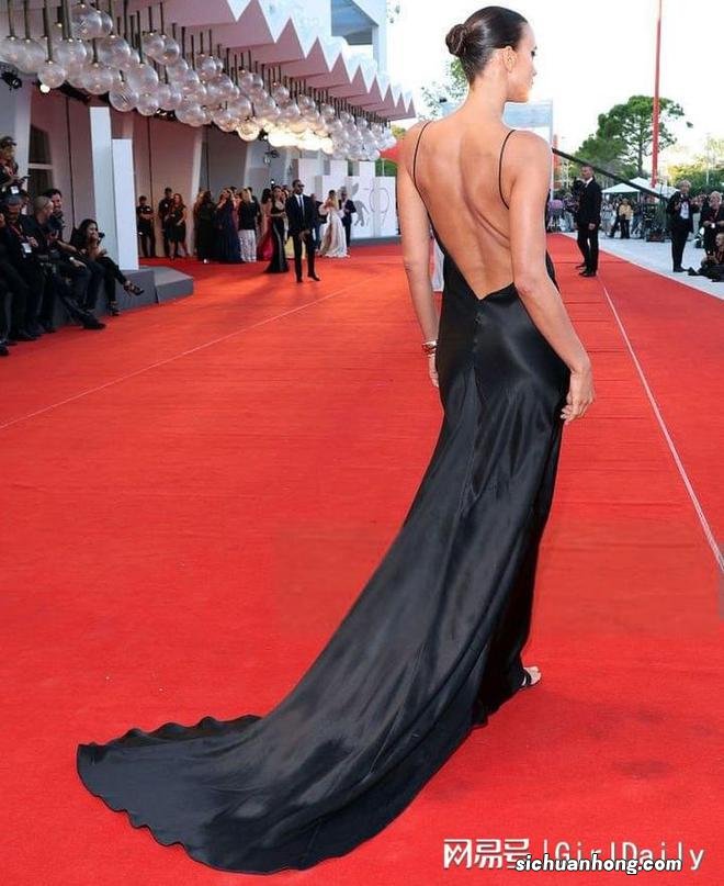 体坛意难平No.1!30岁怀孕登上维密秀的她,让C罗爱了5年…