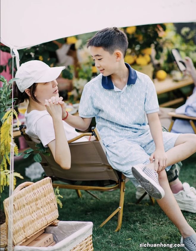 9岁Jasper学校演出画面曝光，唱歌时摇头晃脑，把校服穿出嘻哈感