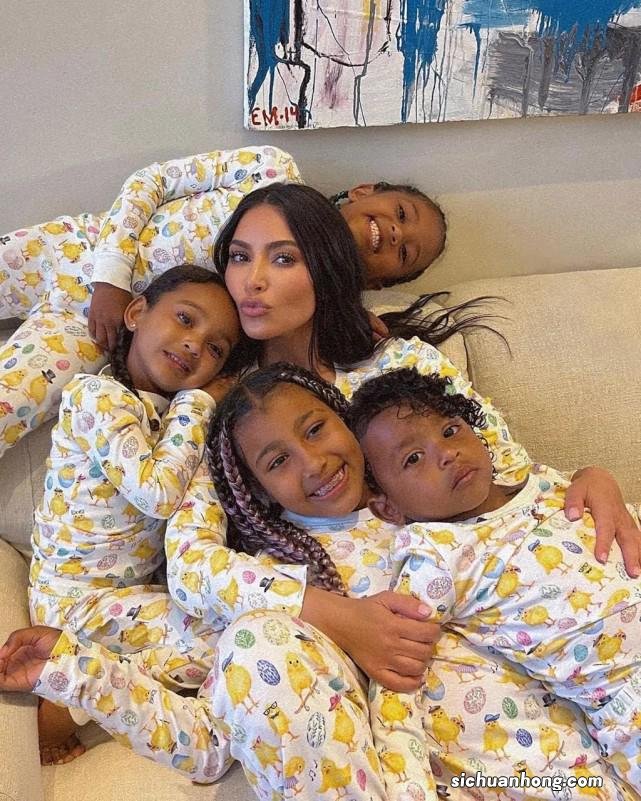 金·卡戴珊和侃爷正式离婚!官宣前一晚现身,运动裤难掩壮观背影