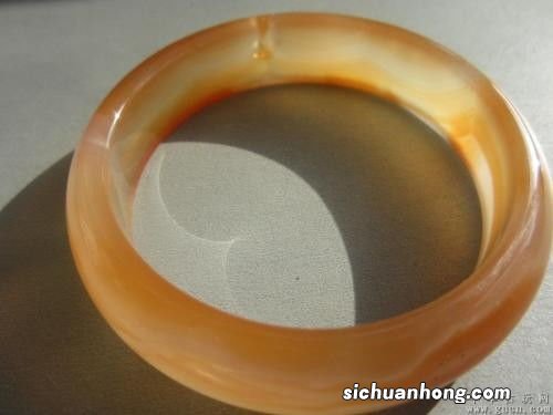 女人梦见金手镯断了什么意思