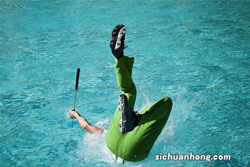 梦见自己和别人在水里什么意思