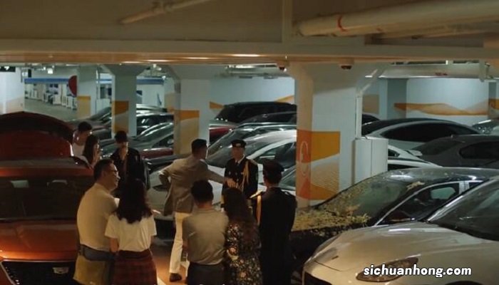 梁正贤的车被泼是第几集 三十而已梁正贤车被泼呕吐物哪集