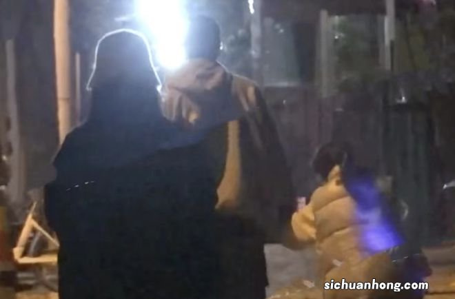 离婚已成过去式,张亮和寇静陪女儿用餐,夫妻俩有说有笑感情极佳