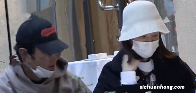 离婚已成过去式,张亮和寇静陪女儿用餐,夫妻俩有说有笑感情极佳