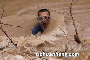 女人梦见差点被水冲走是什么意思