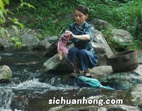 女人梦见差点被水冲走是什么意思