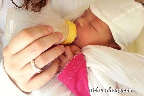 梦见抱别人的小孩拉屎什么意思