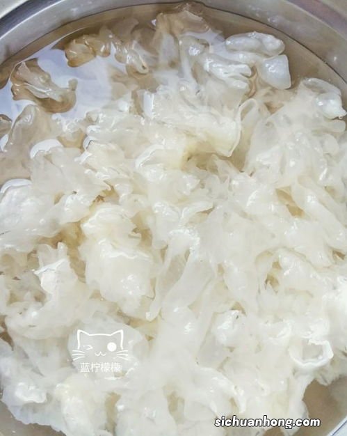 银耳开水焯多久