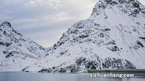 女人梦见厚厚的白雪