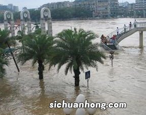 女人梦见下雨发大水是什么意思