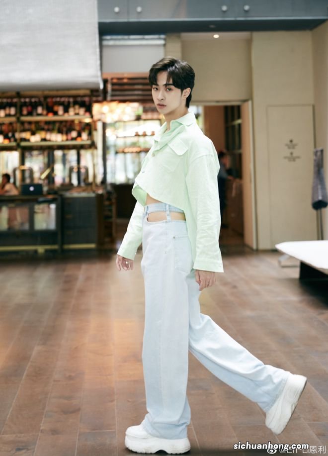 伊能静儿子哈利晒写真，穿露腰装个性十足，男装造型超养眼