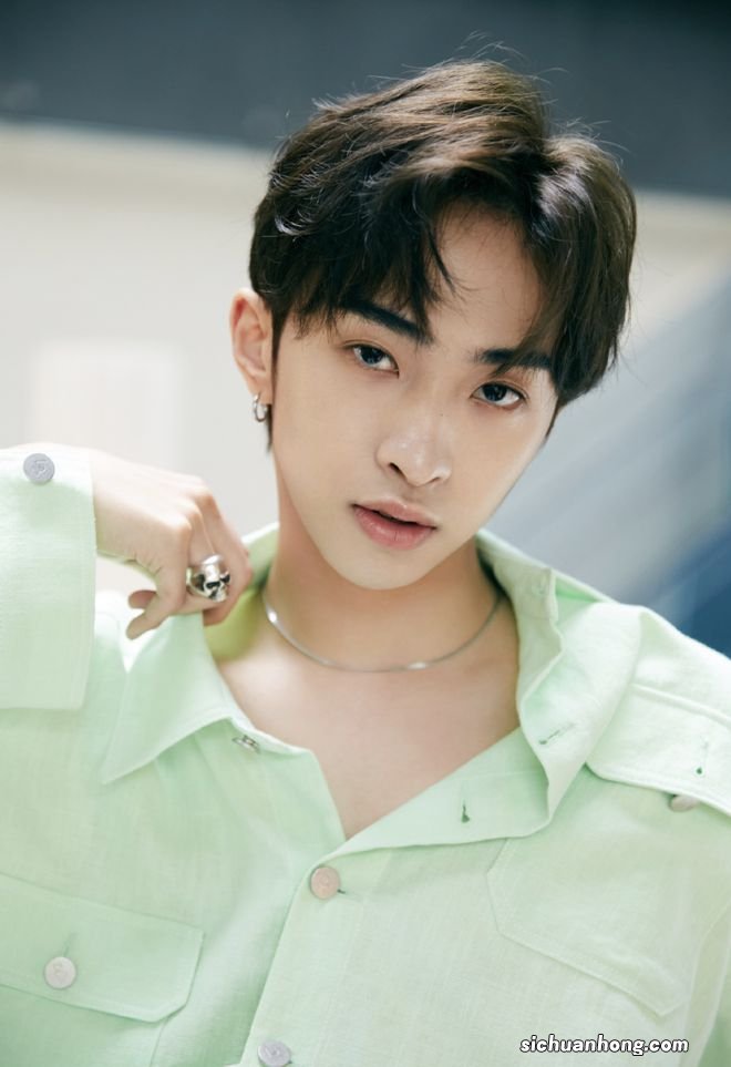 伊能静儿子哈利晒写真，穿露腰装个性十足，男装造型超养眼