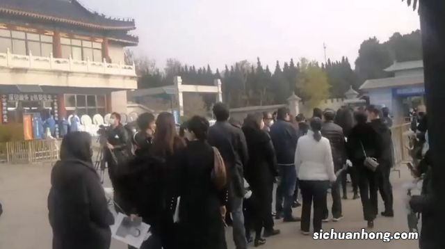 金铁霖告别仪式在京举行，儿子金圣权黑衣现身，眼底青黑显憔悴