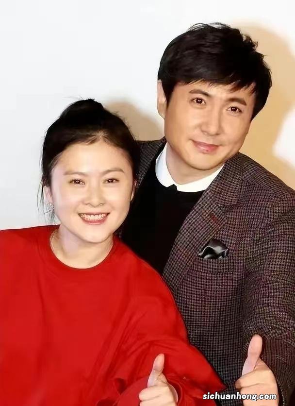 沈腾妻子带娃做核酸被拍!肩膀宽厚身形发福,王妈颜值被力赞