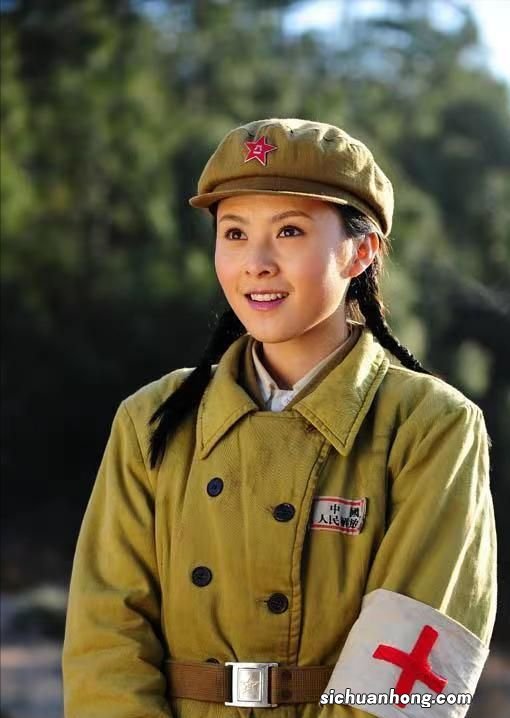 沈腾妻子带娃做核酸被拍!肩膀宽厚身形发福,王妈颜值被力赞