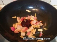 煮肥肠用什么食色